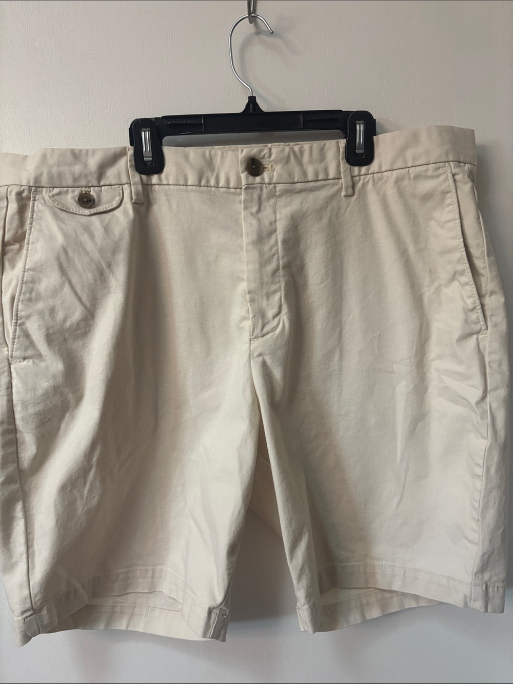 Men’s Banana Republic Cream Flat-Front Chino Shorts